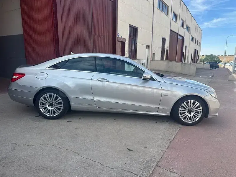 Usado Mercedes E250 Elegance 204 CV (150 kW) 2010 Gris / plata Coupe