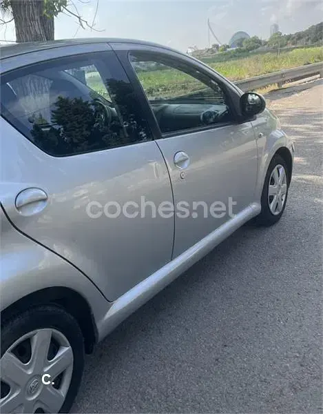 Usado Toyota Aygo 68 CV (50 kW) 2009 Gris / plata Utilitario