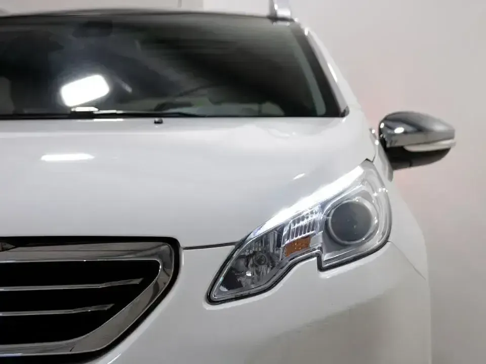 Usado Peugeot 2008 Allure 120 CV (88 kW) 2015 Blanco SUV