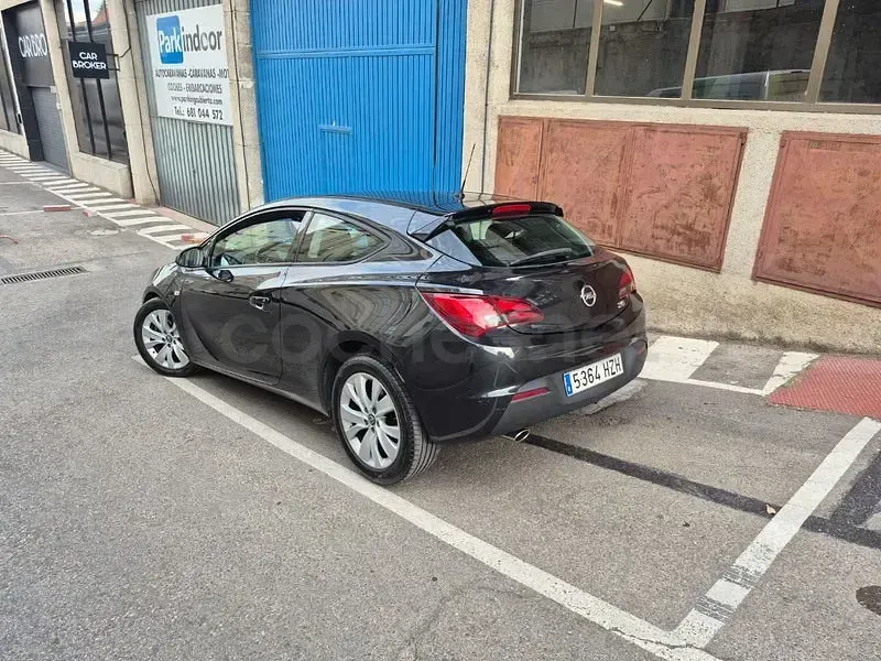 Usado Opel Astra GTC Selective 140 CV (102 kW) 2014 Negro Berlina