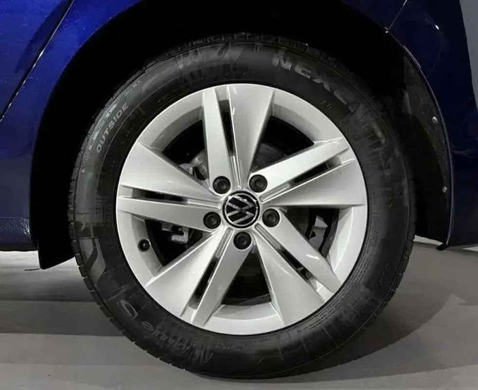 Usado VW Golf VIII 110 CV (80 kW) 2023 Azul Berlina