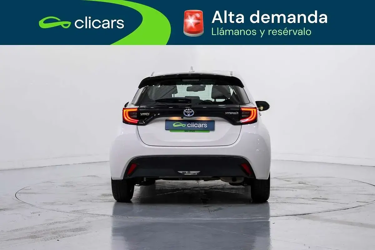 Usado Toyota Yaris Hybrid Active 75 CV (55 kW) 2021 Blanco Berlina
