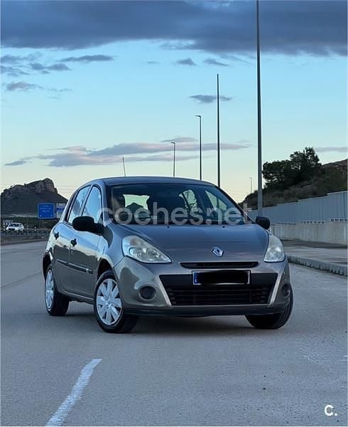 Beige Usado 2011 Renault Clio II Authentique Berlina | 5200 € (Precio justo) - Imagen 1/4