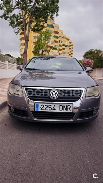 Gris / plata Usado 2005 VW Passat Sportline Berlina | 2799 € (Buen precio) - Imagen 1/4