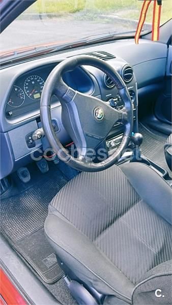 Usado Alfa Romeo 146 105 CV (77 kW) 2000 Rojo Utilitario