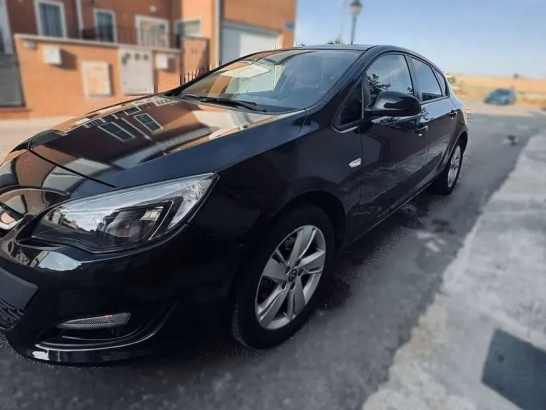 Usado Opel Astra Excellence 165 CV (121 kW) 2015 Negro Familiar