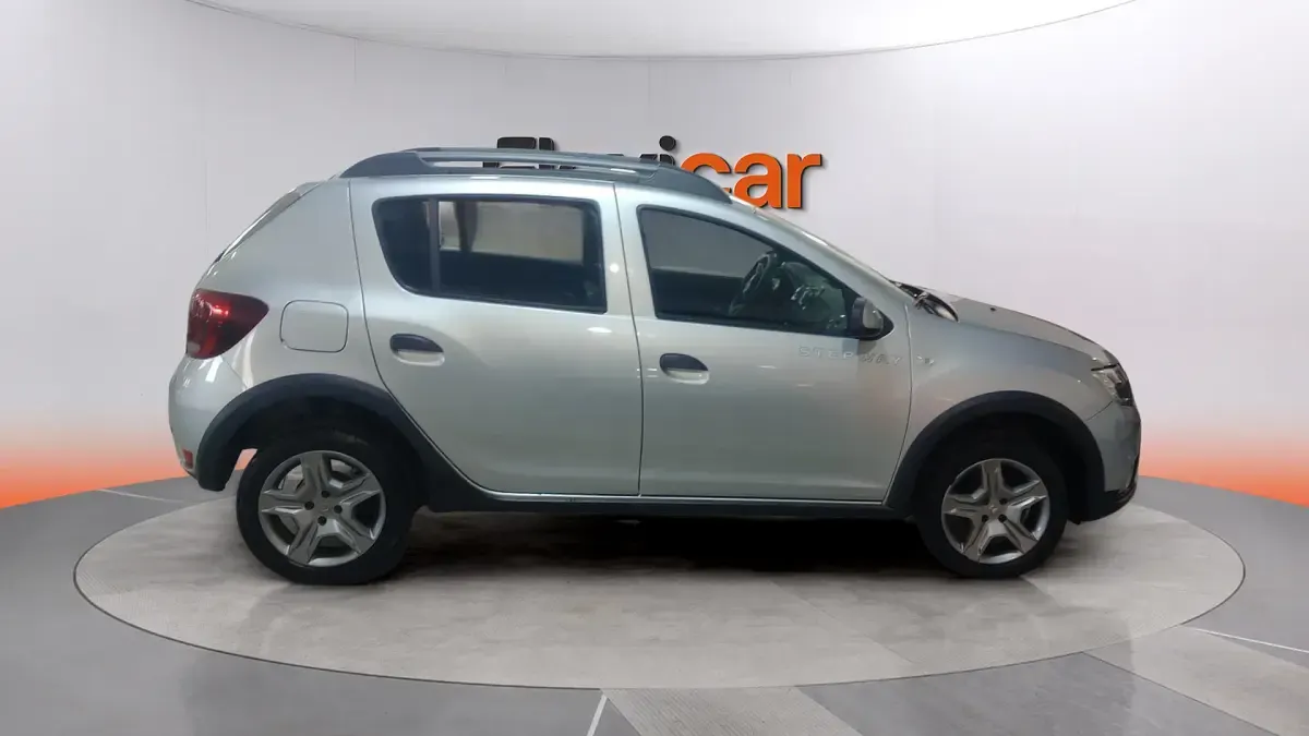 Usado Dacia Sandero Acces 75 CV (55 kW) 2019 Gris Berlina