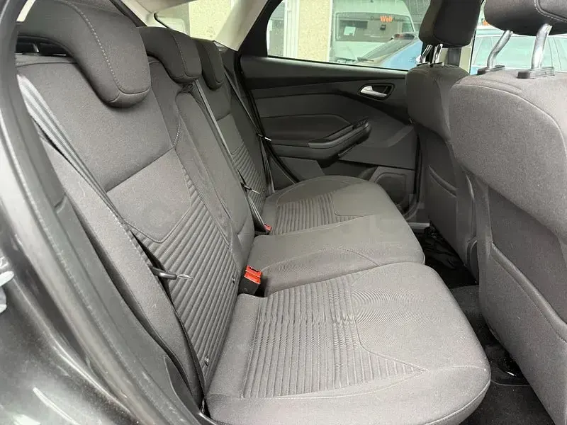 Usado Ford Focus Titanium 125 CV (91 kW) 2015 Gris / plata Berlina