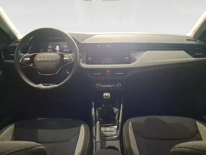 Usado Skoda Scala Selection 115 CV (84 kW) 2025 Gris plata Utilitario