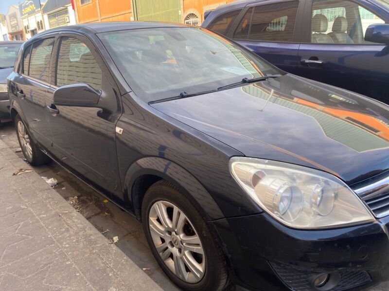 Usado Opel Astra Edition 110 CV (80 kW) 2009 Negro