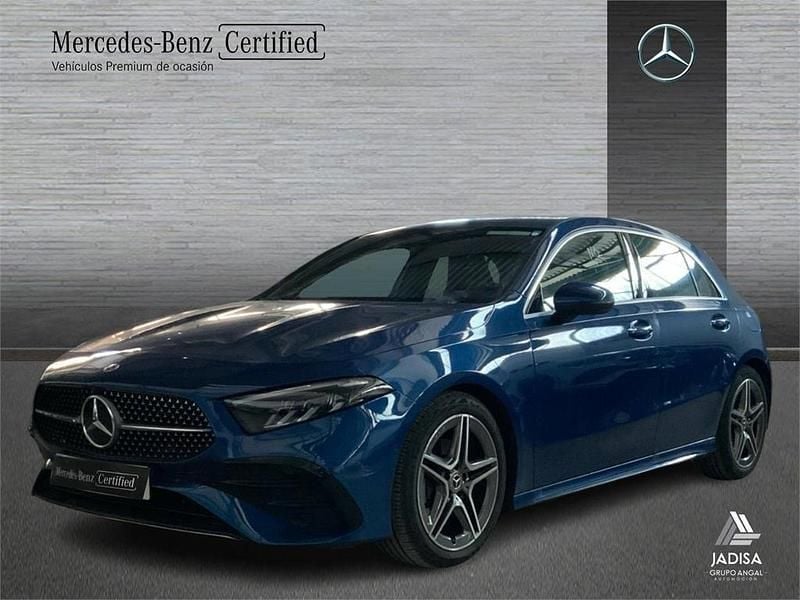 Usado Mercedes A180 AMG line 136 CV (100 kW) 2025 Azul espectra Berlina