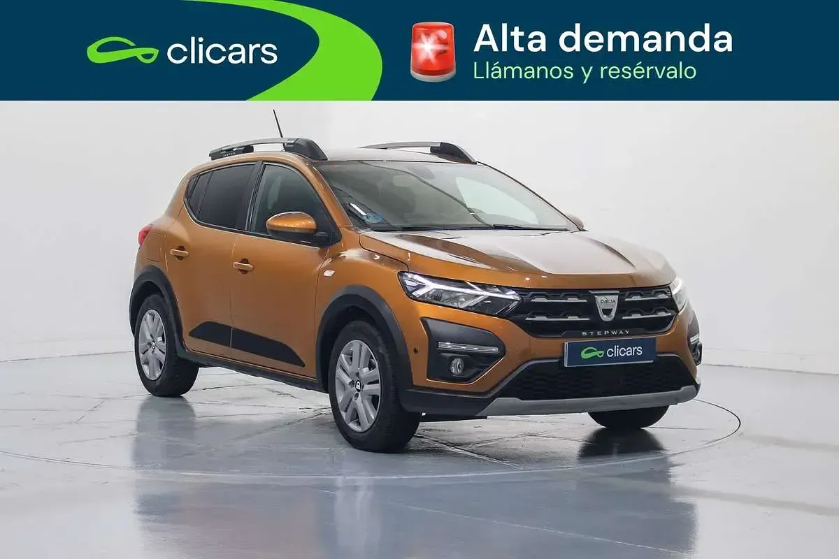 Usado Dacia Sandero Comfort 101 CV (74 kW) 2021 Naranja Utilitario