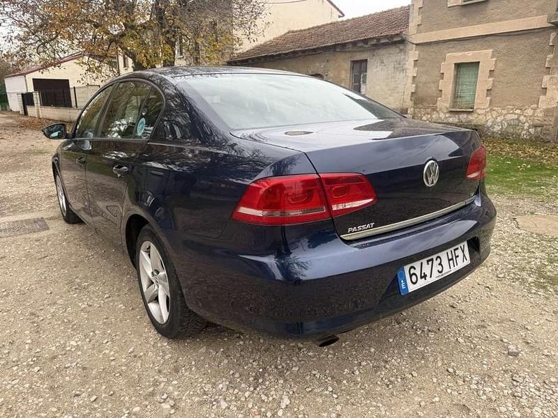 Usado VW Passat 105 CV (77 kW) 2011 Azul Berlina