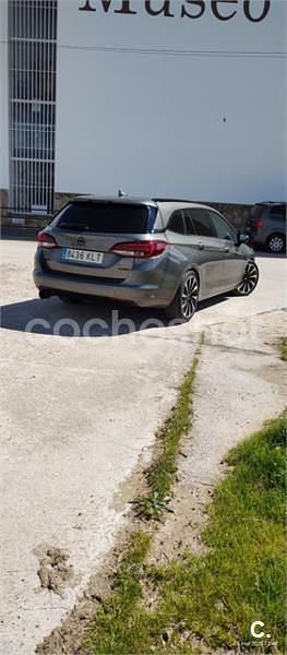 Usado Opel Astra Excellence 150 CV (110 kW) 2018 Gris / plata Familiar