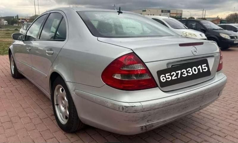 Usado Mercedes E200 122 CV (89 kW) 2005 Gris Berlina