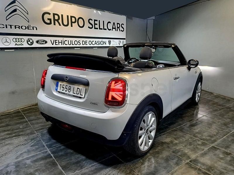 Usado Mini One Cabriolet 102 CV (75 kW) 2019 Gris / plata Descapotable