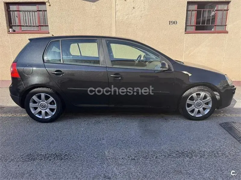Usado VW Golf IV Highline 105 CV (77 kW) 2006 Negro Berlina
