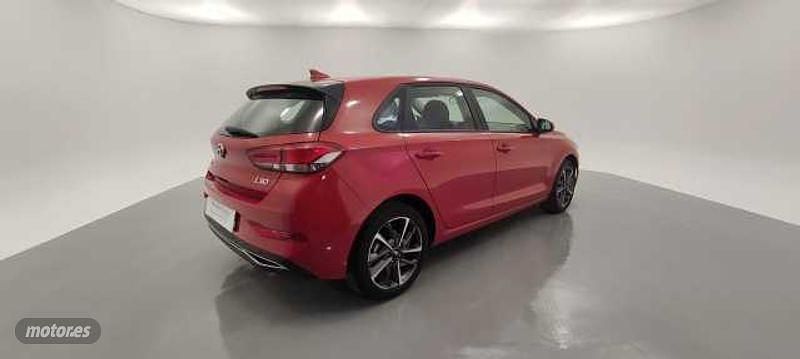 Usado Hyundai i30 110 CV (80 kW) 2024 Rojo Berlina