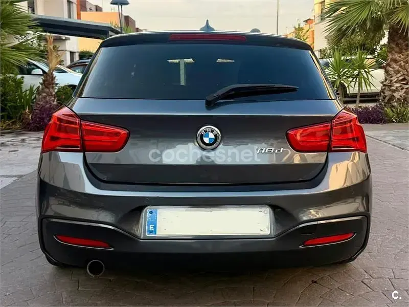 Usado BMW 118 Comfort Edition 150 CV (110 kW) 2019 Gris / plata Berlina