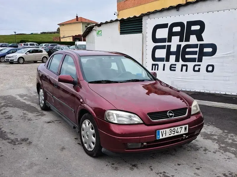 Usado Opel Astra Club 100 CV (73 kW) 1999 Granate Berlina