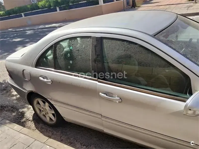 Usado Mercedes C220 Elegance 143 CV (105 kW) 2002 Gris / plata Berlina