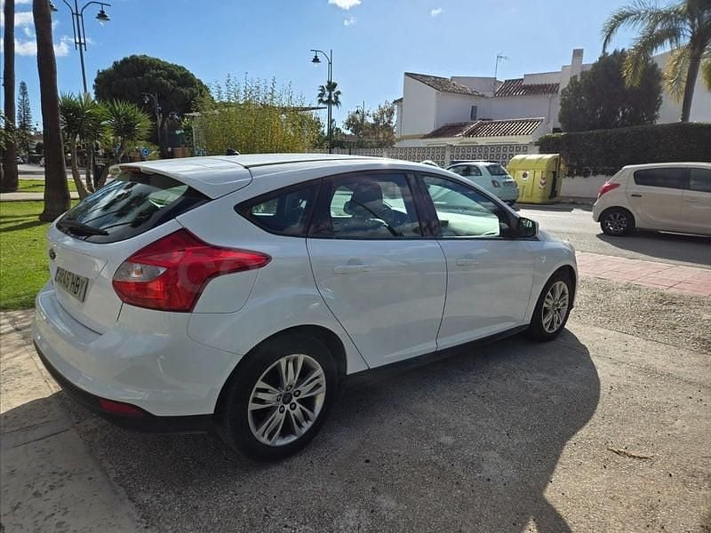 Usado Ford Focus 109 CV (80 kW) 2011 Blanco Berlina