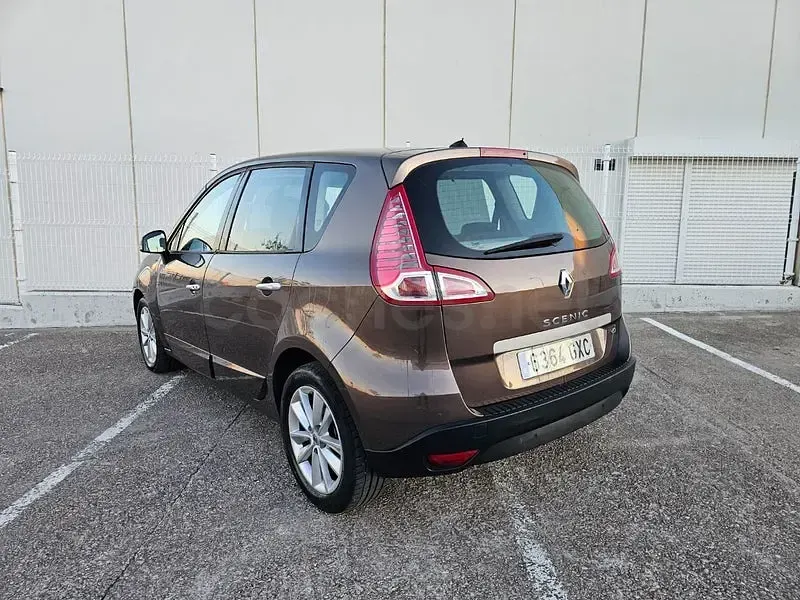 Usado Renault Scénic Privilege 160 CV (117 kW) 2010 Marrón Monovolumen
