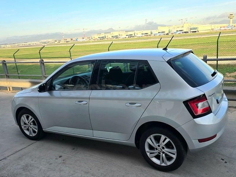 Usado Skoda Fabia Ambition 95 CV (69 kW) 2020 Gris / plata Berlina