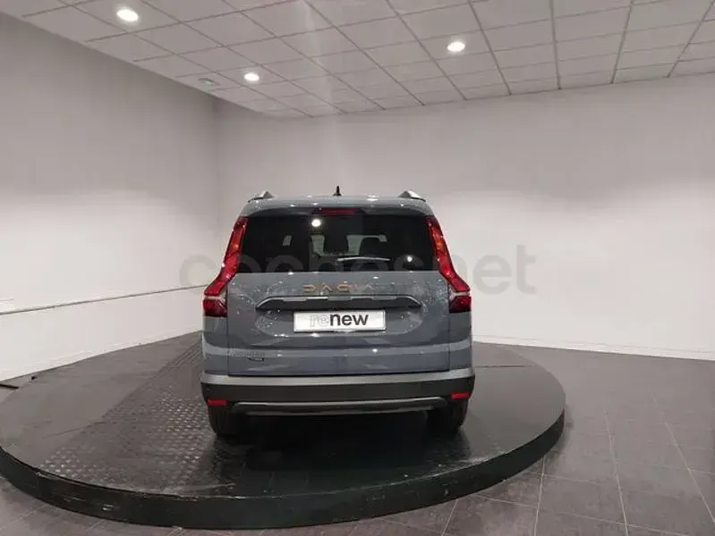 Usado Dacia Jogger Extreme 140 CV (102 kW) 2025 Gris / plata Monovolumen