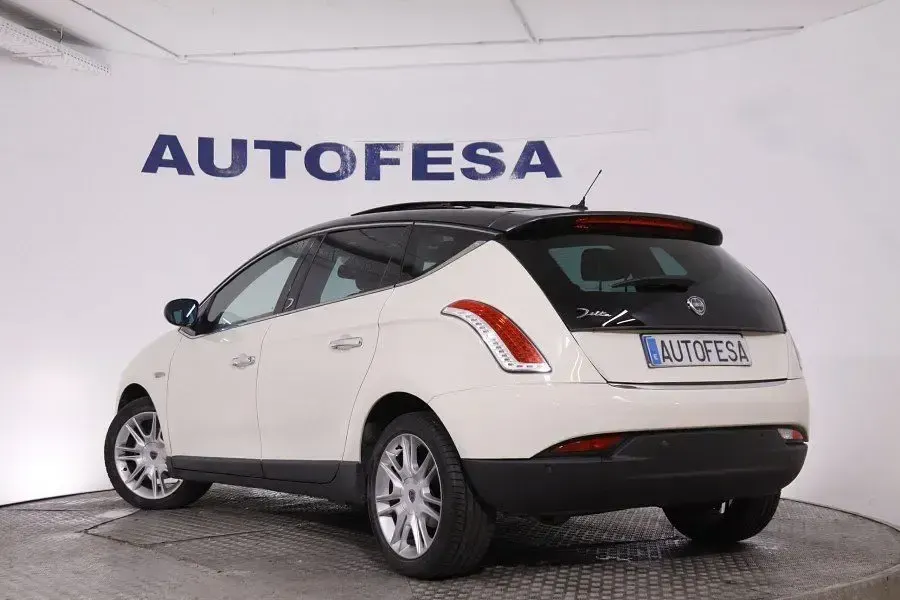 Usado Lancia Delta 120 CV (88 kW) 2010 Blanco Utilitario