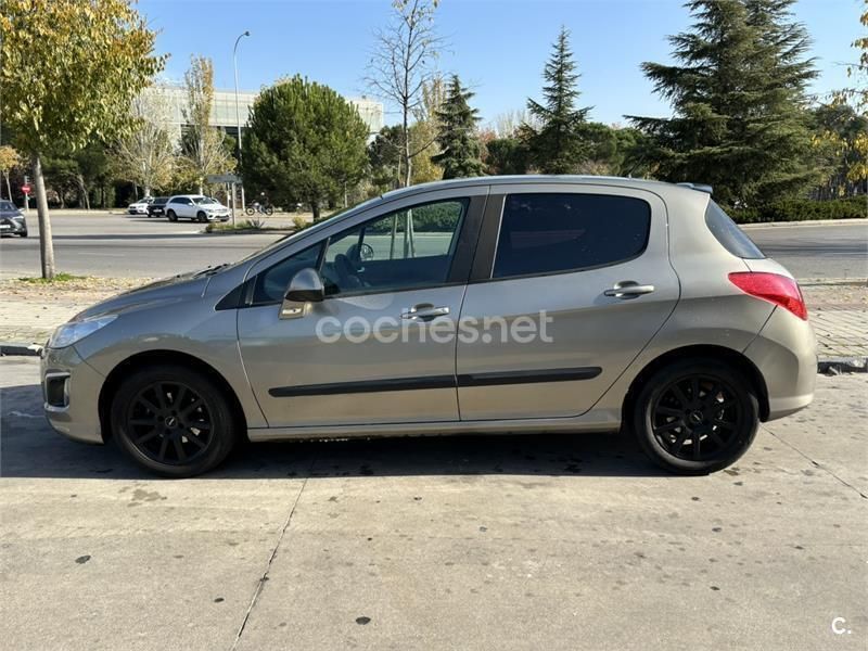 Beige Usado 2013 Peugeot 308 Access Berlina | 5300 € (Buen precio) - Imagen 1/4
