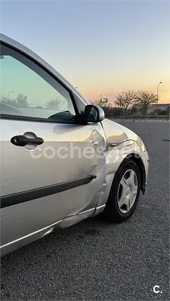 Usado Ford Focus Ambiente 90 CV (66 kW) 2002 Gris / plata Berlina