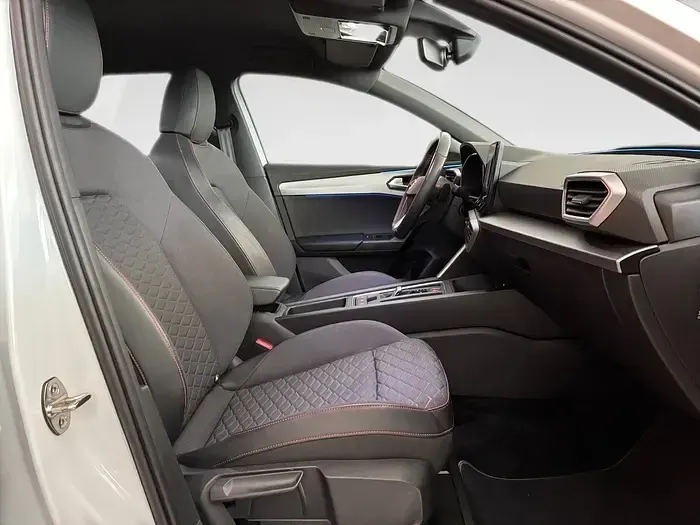 Usado Seat Leon FR 150 CV (110 kW) 2020 Blanco Familiar