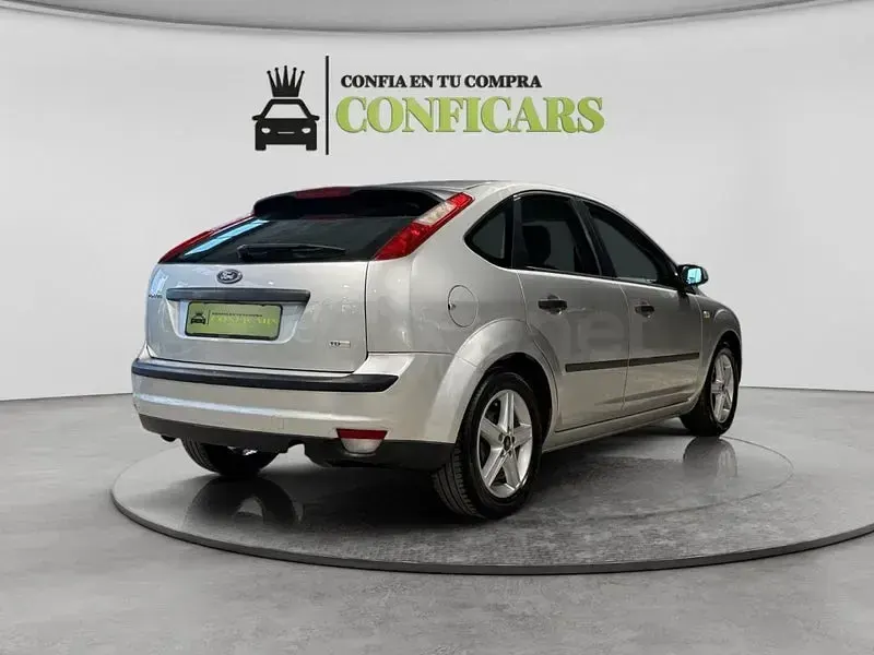Usado Ford Focus Trend 109 CV (80 kW) 2006 Gris / plata Berlina