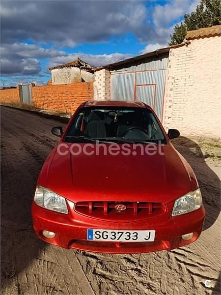 Usado Hyundai Accent GLS 82 CV (60 kW) 2000 Granate Berlina