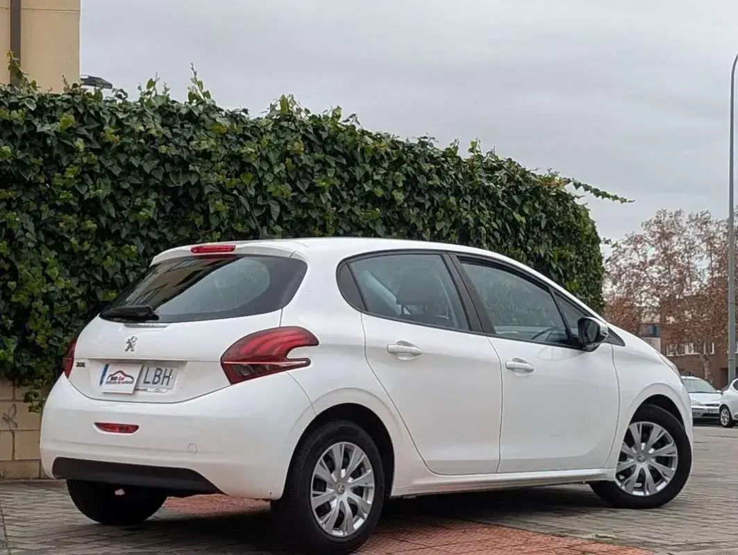 Usado Peugeot 208 Allure 99 CV (72 kW) 2019 Blanco Utilitario
