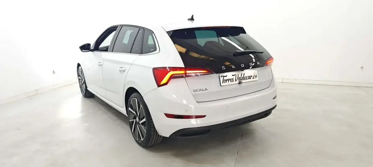 Usado Skoda Scala Sport 110 CV (80 kW) 2021 Blanco Utilitario