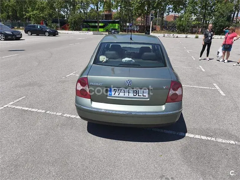Usado VW Passat Highline 170 CV (125 kW) 2001 Gris / plata Berlina