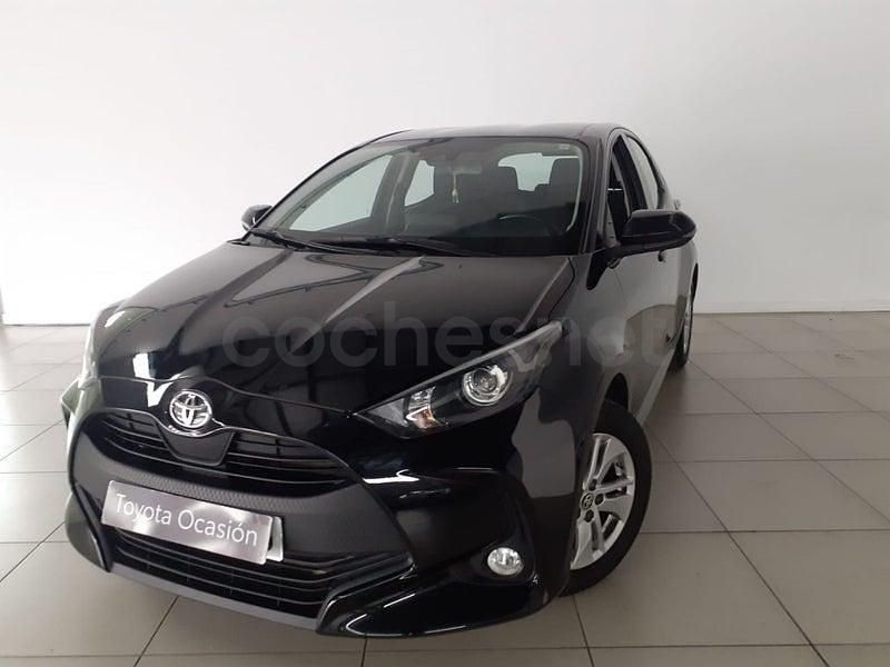 Usado Toyota Yaris Hybrid Active 116 CV (85 kW) 2022 Negro Berlina