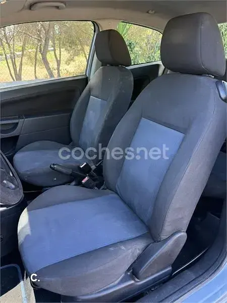 Usado Ford Fiesta 90 CV (66 kW) 2006 Azul Utilitario