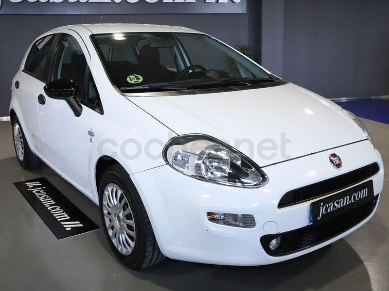 Usado Fiat Punto Pop 75 CV (55 kW) 2015 Blanco Utilitario