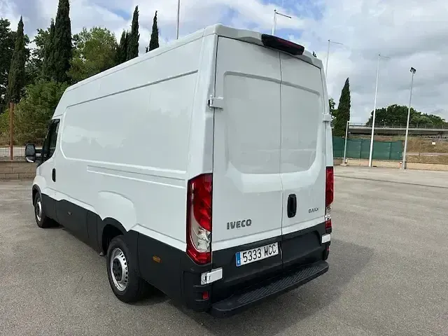 Begagnad Iveco Daily 156 HK (114 kW) 2022 Vit Sedan