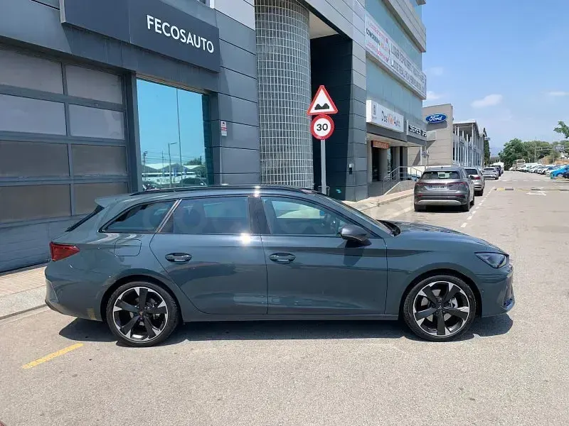 Usado Cupra Leon 204 CV (150 kW) 2025 Gris / plata Familiar