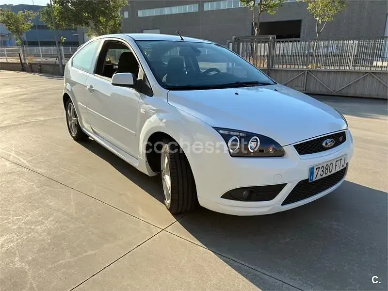 Usado Ford Focus Trend 115 CV (84 kW) 2007 Blanco Berlina