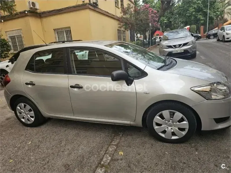 Usado Toyota Auris 90 CV (66 kW) 2010 Gris / plata Utilitario