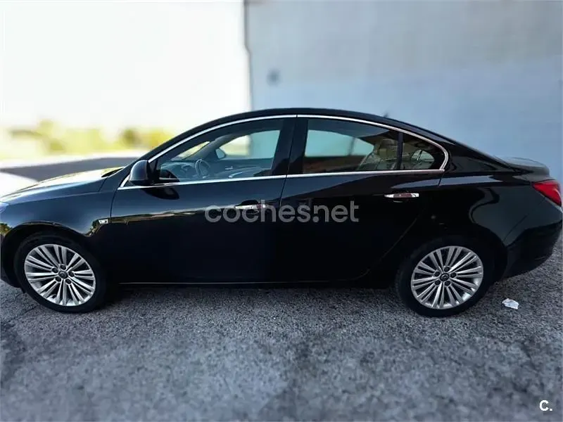 Usado Opel Insignia Cosmo 130 CV (95 kW) 2011 Negro Berlina