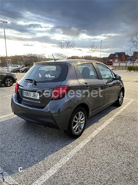 Usado Toyota Yaris Active 69 CV (50 kW) 2014 Gris / plata Utilitario