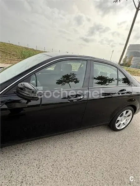 Usado Mercedes C200 136 CV (100 kW) 2009 Negro Berlina