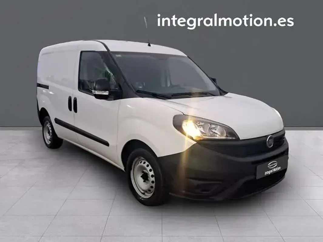 Usado Fiat Doblò 95 CV (69 kW) 2019 Blanco Monovolumen