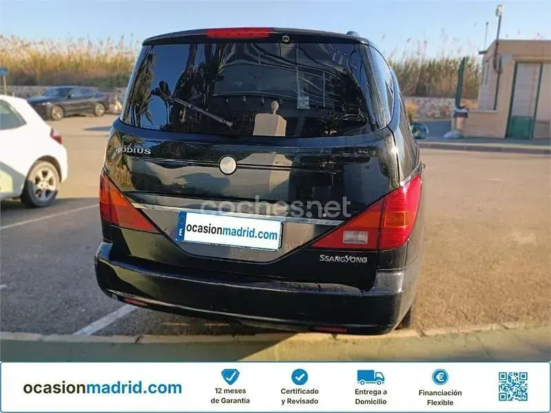 Usado SsangYong Rodius 165 CV (121 kW) 2011 Negro Monovolumen